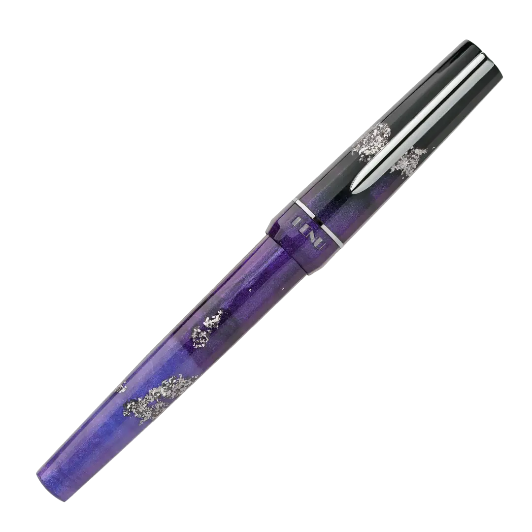 Benu Haute Icon Füllfederhalter aus tiefviolettem und schimmerndem lilanem Resin mit Silberglitter, facettiertem Korpus und poliertem Chromclip