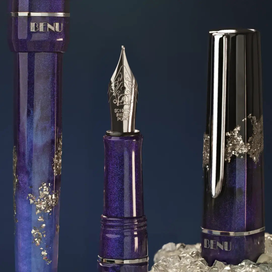 Benu Haute Icon Füllfederhalter aus tiefviolettem und schimmerndem lilanem Resin mit Silberglitter, facettiertem Korpus und poliertem Chromclip