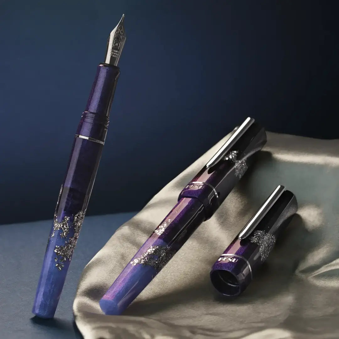 Benu Haute Icon Füllfederhalter aus tiefviolettem und schimmerndem lilanem Resin mit Silberglitter, facettiertem Korpus und poliertem Chromclip