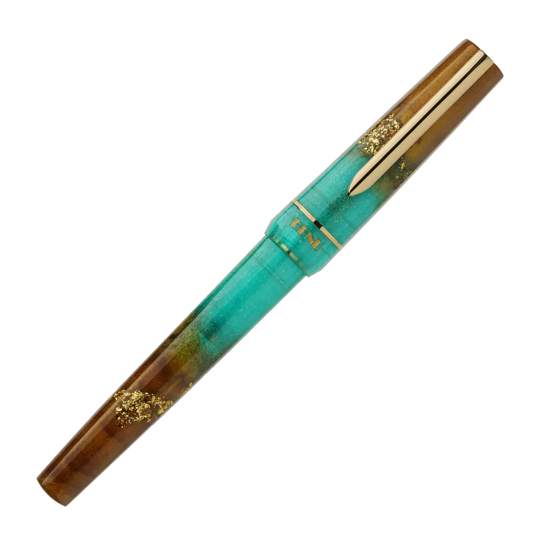 Benu Haute Lush Füllfederhalter aus tealem und karamellfarbenem Resin mit goldenen Glitzerpartikeln, facettiertem Korpus und vergoldetem Clip