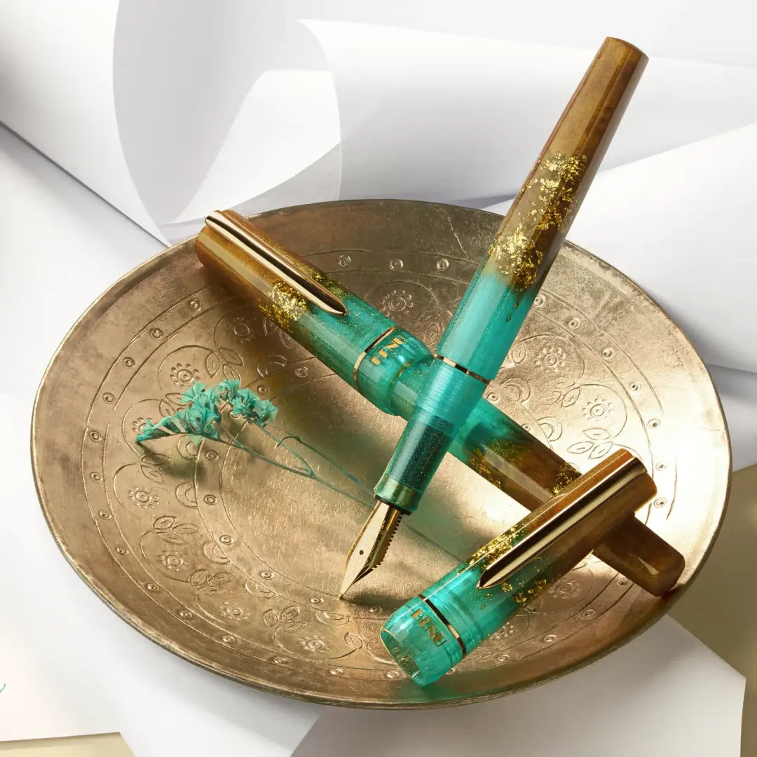 Benu Haute Lush Füllfederhalter aus tealem und karamellfarbenem Resin mit goldenen Glitzerpartikeln, facettiertem Korpus und vergoldetem Clip