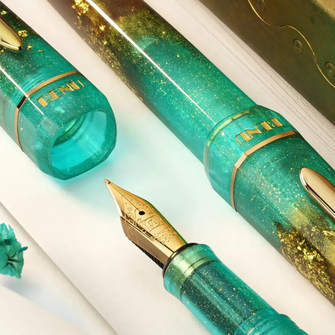 Benu Haute Lush Füllfederhalter aus tealem und karamellfarbenem Resin mit goldenen Glitzerpartikeln, facettiertem Korpus und vergoldetem Clip