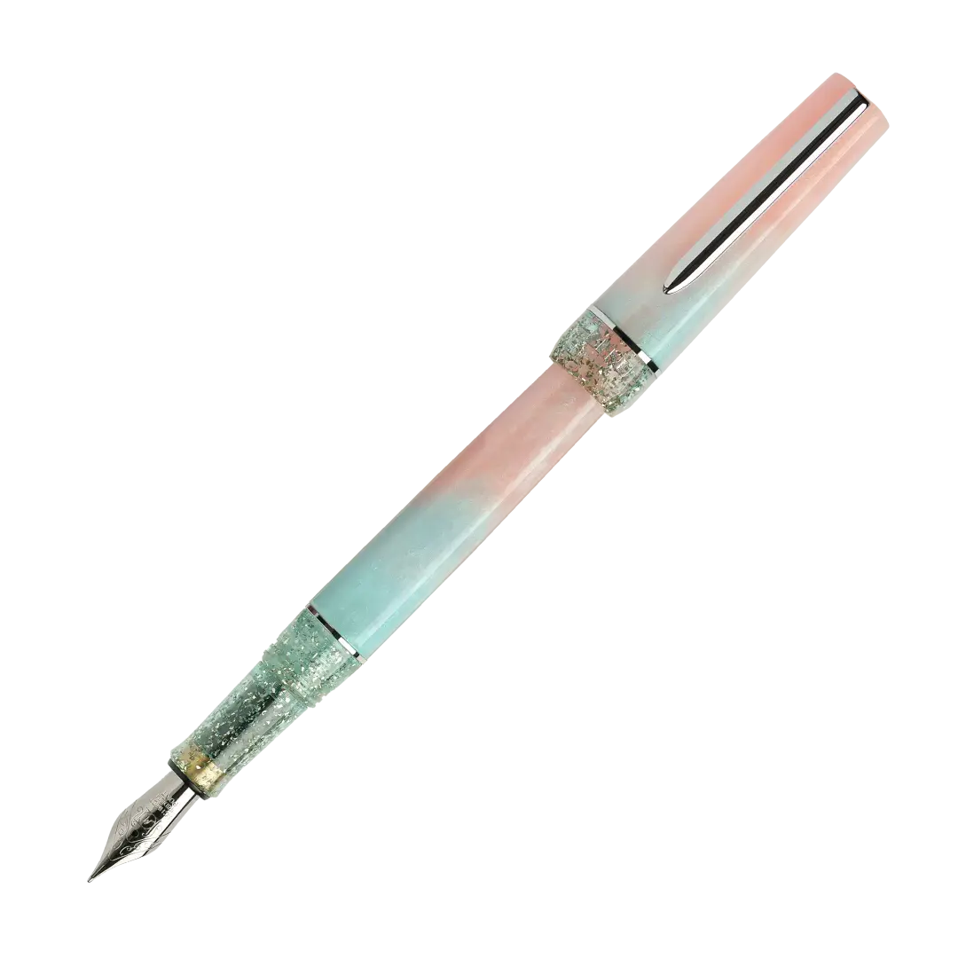 Benu Haute Perle Füllfederhalter aus zartrosafarbenem und mintgrünem Resin mit funkelndem Glitzerband, facettiertem Korpus und Edelstahlclip