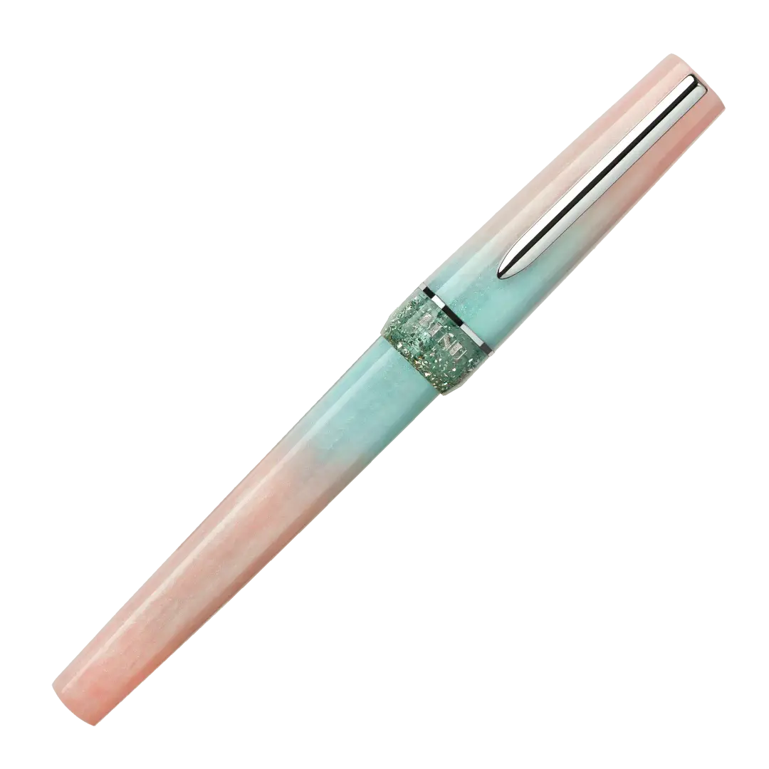 Benu Haute Perle Füllfederhalter aus zartrosafarbenem und mintgrünem Resin mit funkelndem Glitzerband, facettiertem Korpus und Edelstahlclip