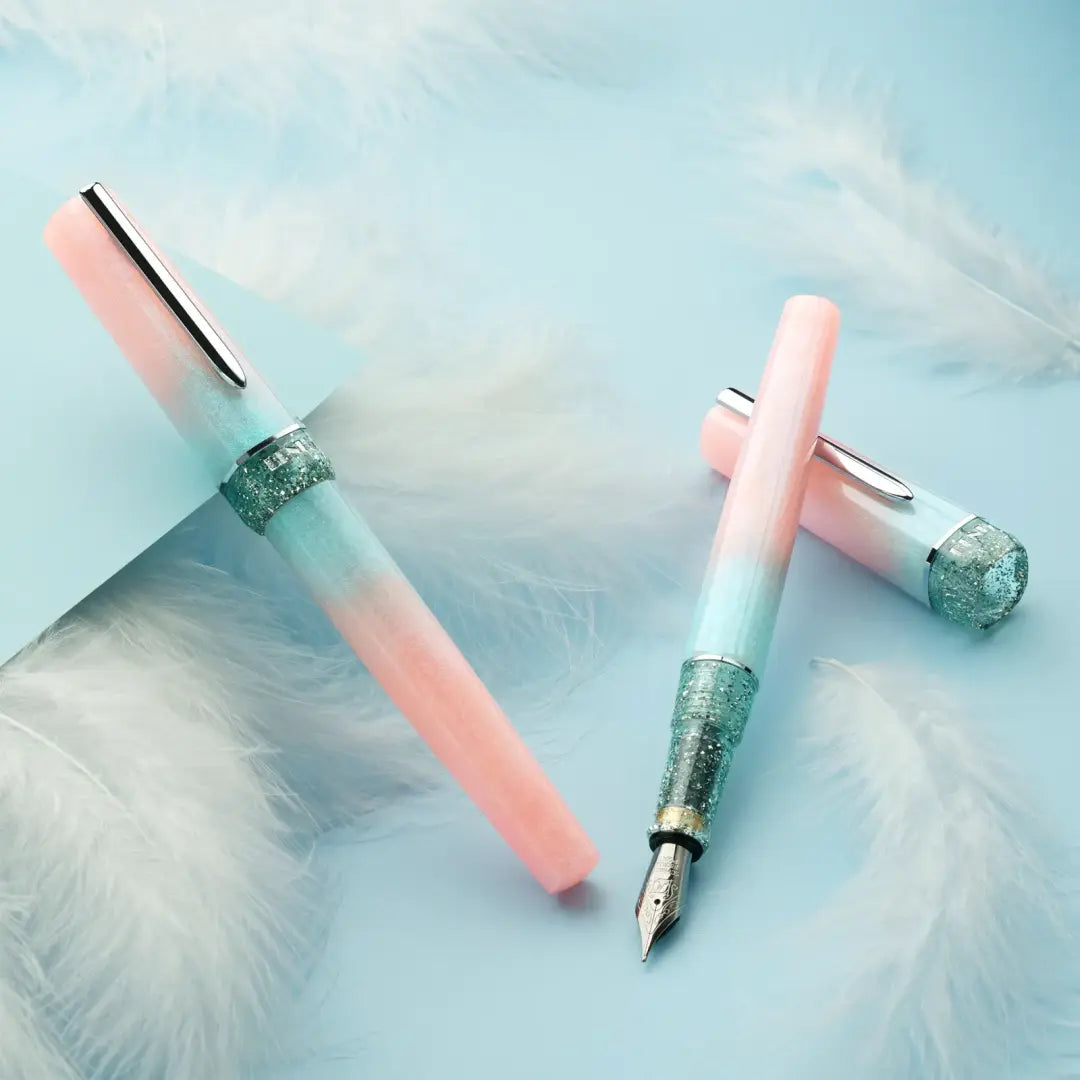 Benu Haute Perle Füllfederhalter aus zartrosafarbenem und mintgrünem Resin mit funkelndem Glitzerband, facettiertem Korpus und Edelstahlclip