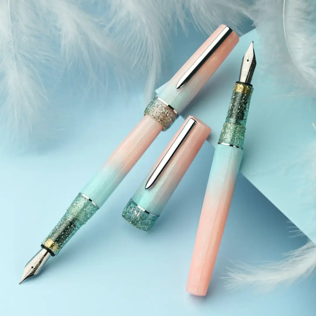 Benu Haute Perle Füllfederhalter aus zartrosafarbenem und mintgrünem Resin mit funkelndem Glitzerband, facettiertem Korpus und Edelstahlclip