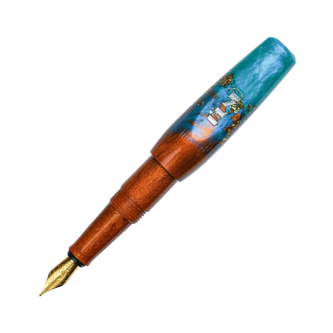Benu Pixie Aurora Gold Füllfederhalter aus tiefem Türkis und Bronze mit Goldglitzerakzenten, handgemalt, vergoldete Schmidt-Feder und vergoldeter Clip