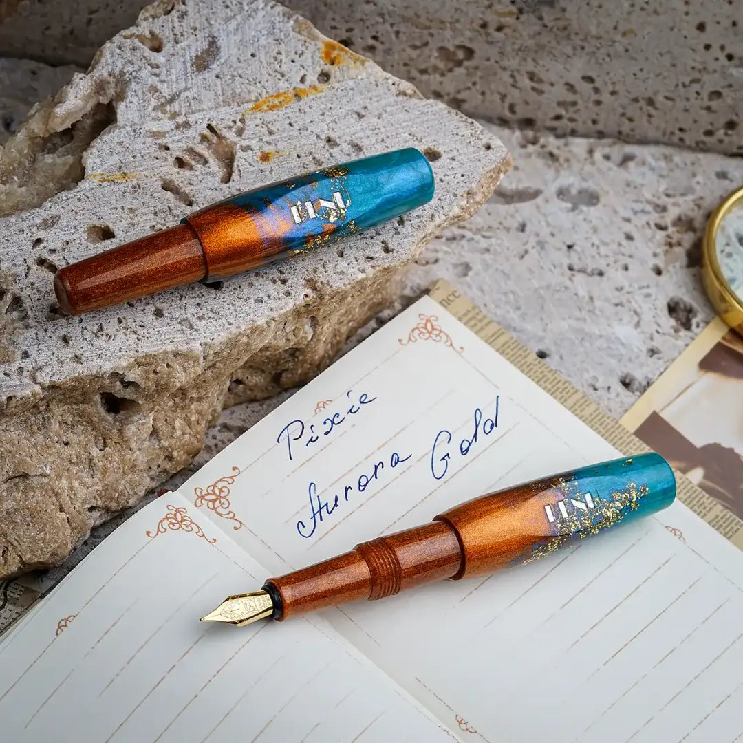 Benu Pixie Aurora Gold Füllfederhalter aus tiefem Türkis und Bronze mit Goldglitzerakzenten, handgemalt, vergoldete Schmidt-Feder und vergoldeter Clip
