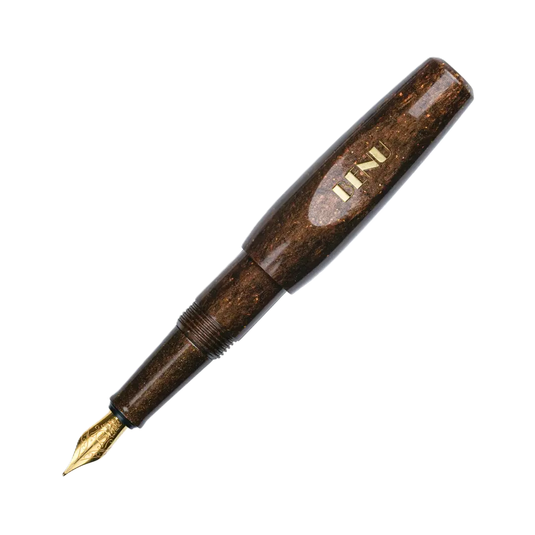 Benu Pixie Coffee Brown Füllfederhalter aus warmem kaffebraunem Resin, handgemalt, vergoldete Schmidt-Feder und vergoldeter Clip in kompaktem Miniaturformat