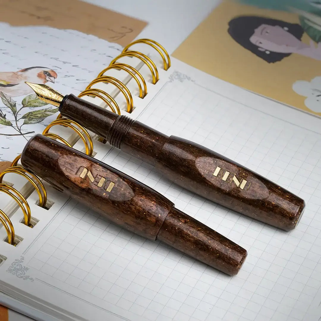Benu Pixie Coffee Brown Füllfederhalter aus warmem kaffebraunem Resin, handgemalt, vergoldete Schmidt-Feder und vergoldeter Clip in kompaktem Miniaturformat