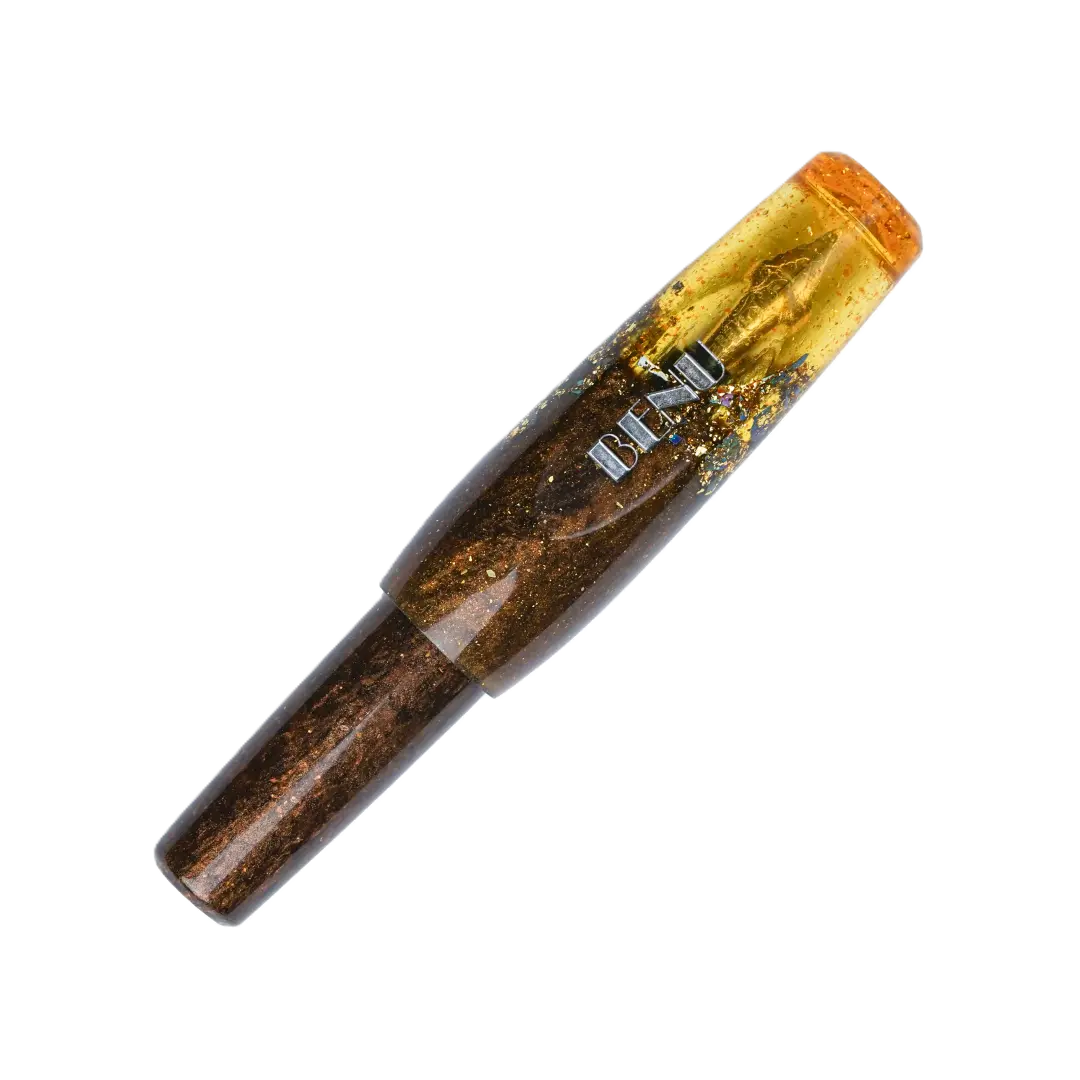 Benu Pixie Honey Bronze Füllfederhalter aus bronzefarbenem und honiggelben Resin mit Goldglitzerakzenten, handgemalt, vergoldete Schmidt-Feder und vergoldeter Clip