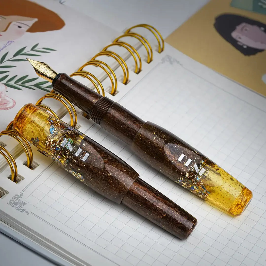 Benu Pixie Honey Bronze Füllfederhalter aus bronzefarbenem und honiggelben Resin mit Goldglitzerakzenten, handgemalt, vergoldete Schmidt-Feder und vergoldeter Clip