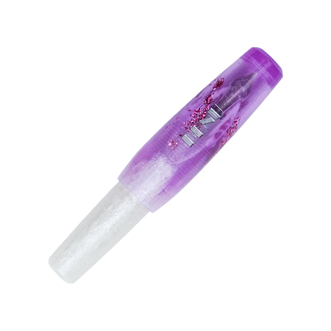 Benu Pixie Icy Violet Füllfederhalter aus frostigem Weiß und Violett mit Silberglitzerakzenten, handgemalt, vergoldete Schmidt-Feder und Edelstahlclip
