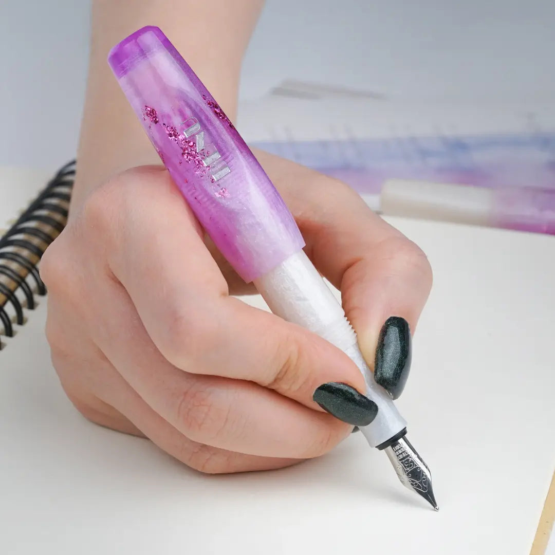 Benu Pixie Icy Violet Füllfederhalter aus frostigem Weiß und Violett mit Silberglitzerakzenten, handgemalt, vergoldete Schmidt-Feder und Edelstahlclip

