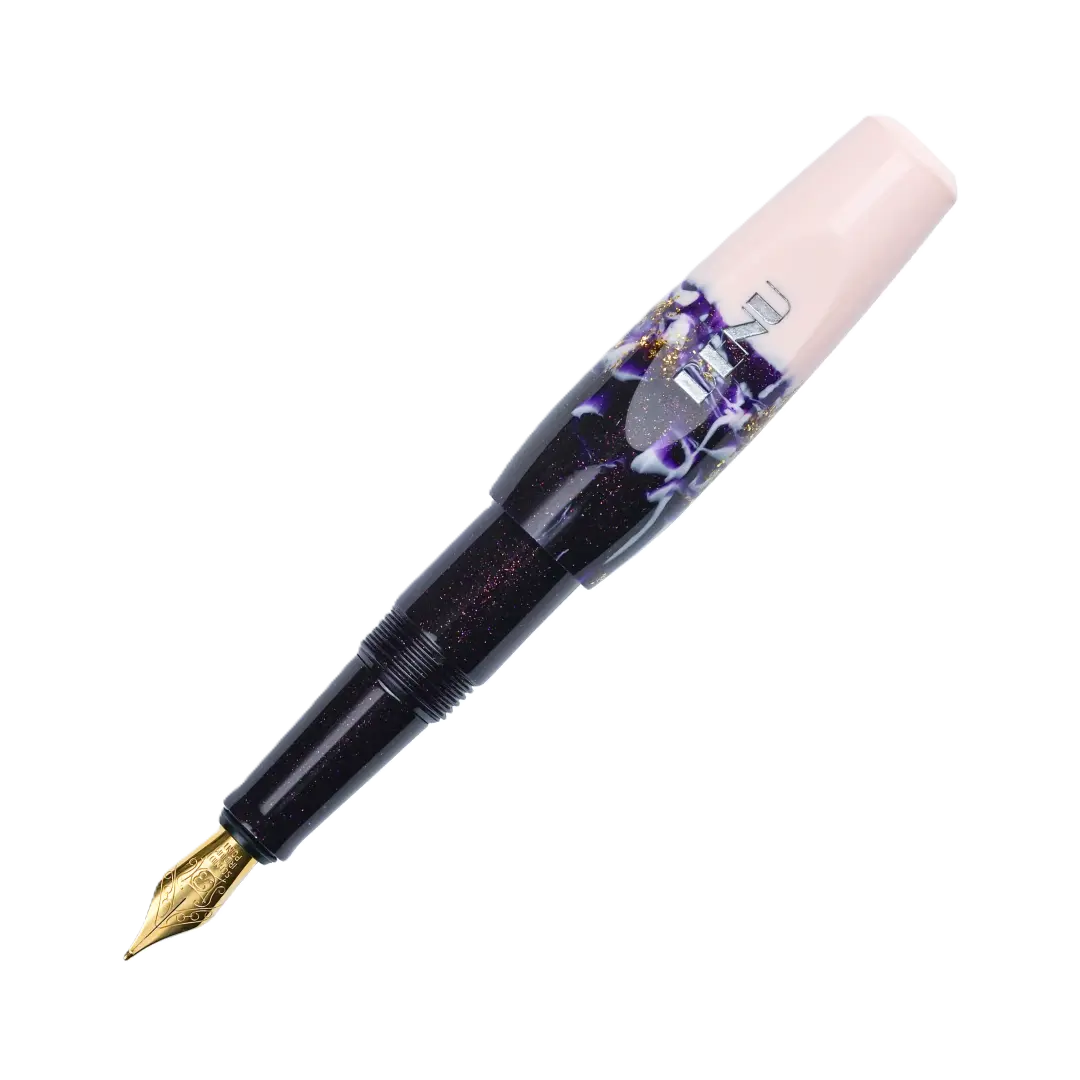 
Benu Pixie Plum Cream Füllfederhalter aus pflaumenfarbenem und cremepastell Resin mit Goldglitzerakzenten, handgemalt, vergoldete Schmidt-Feder und Goldclip