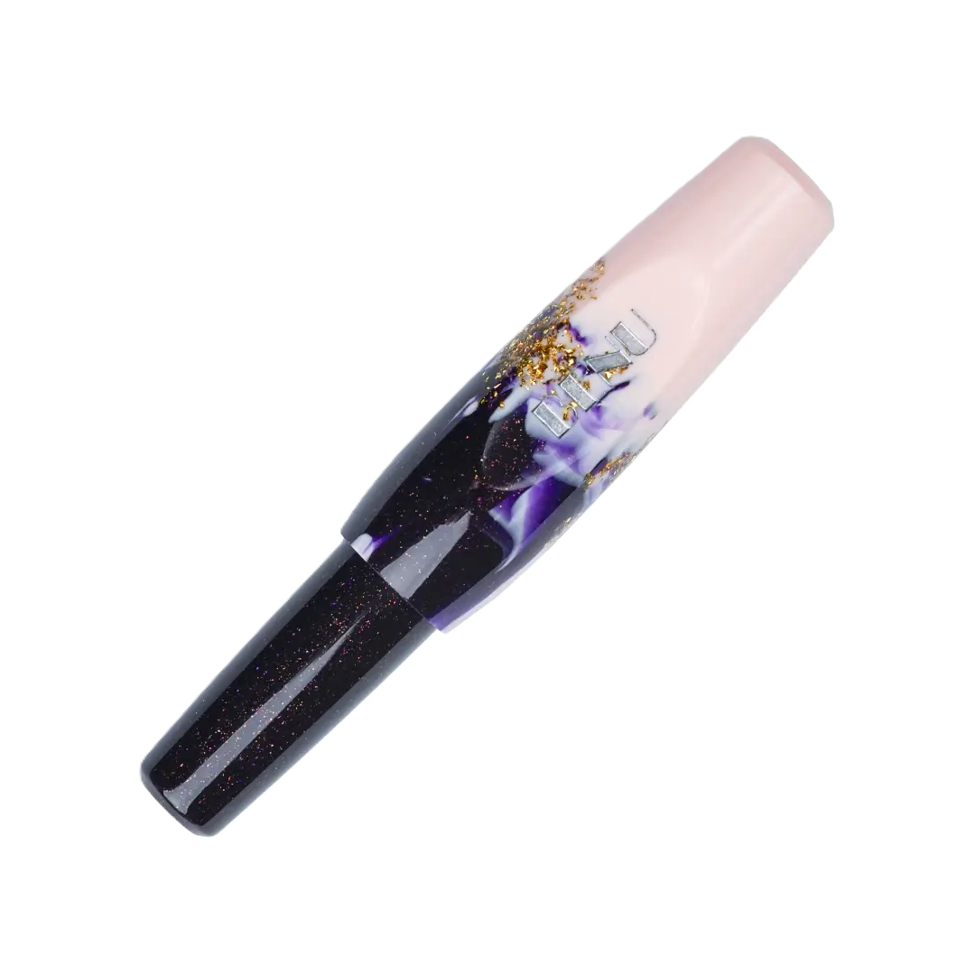 
Benu Pixie Plum Cream Füllfederhalter aus pflaumenfarbenem und cremepastell Resin mit Goldglitzerakzenten, handgemalt, vergoldete Schmidt-Feder und Goldclip