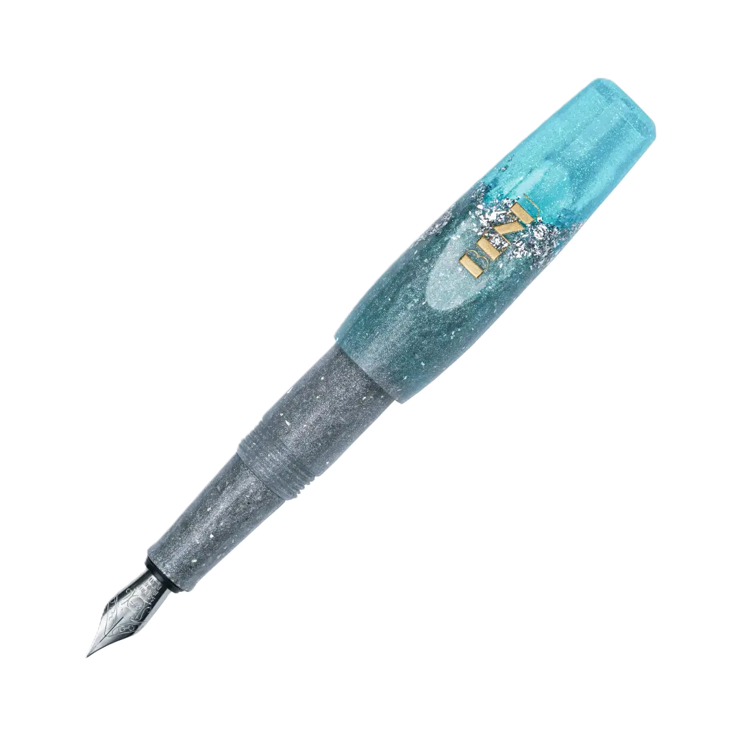 Benu Pixie Aqua Glow Füllfederhalter aus leuchtendem Aqua und schimmerndem Silber mit Silberglitzerakzenten, handgemalt, vergoldete Schmidt-Feder und Edelstahlclip