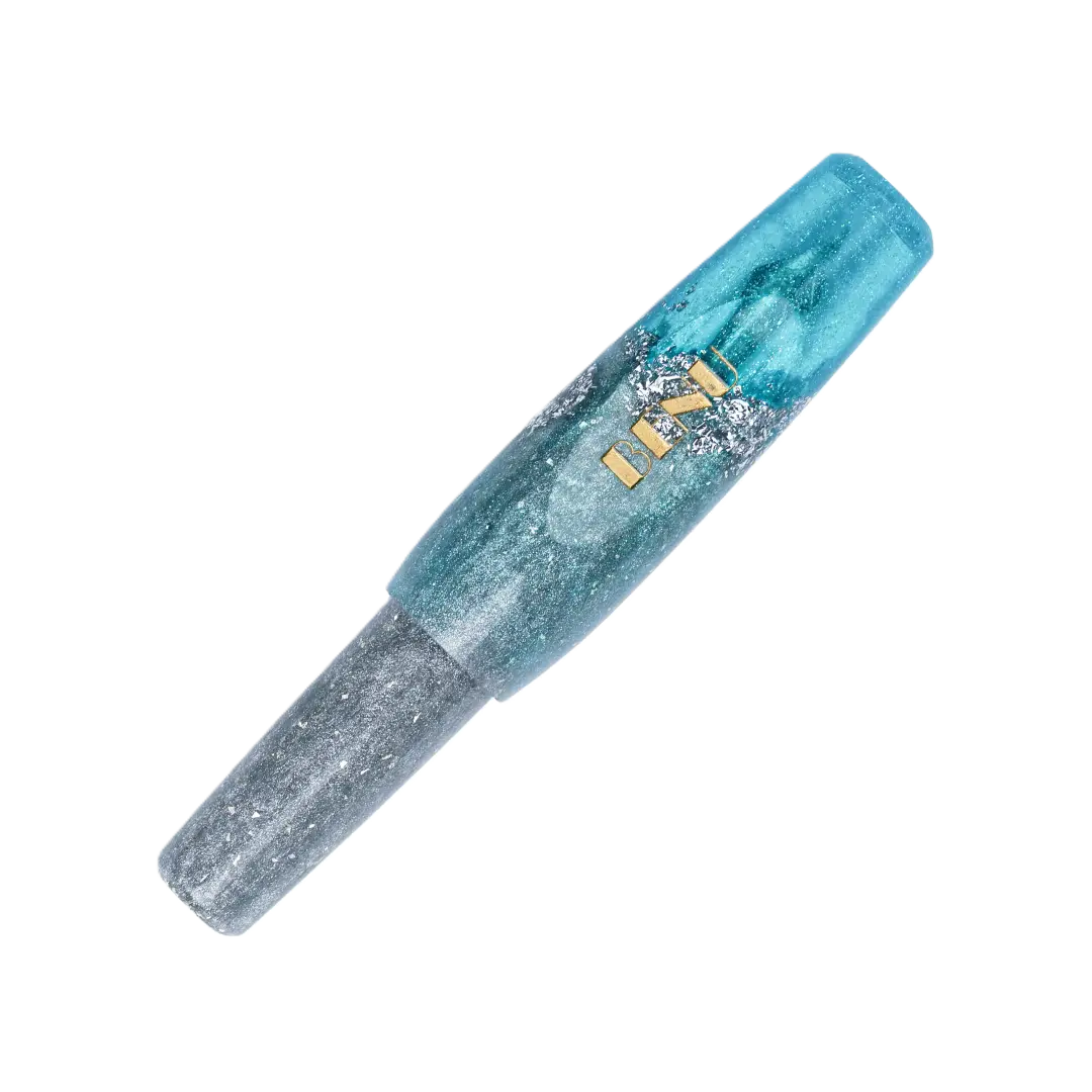 Benu Pixie Aqua Glow Füllfederhalter aus leuchtendem Aqua und schimmerndem Silber mit Silberglitzerakzenten, handgemalt, vergoldete Schmidt-Feder und Edelstahlclip