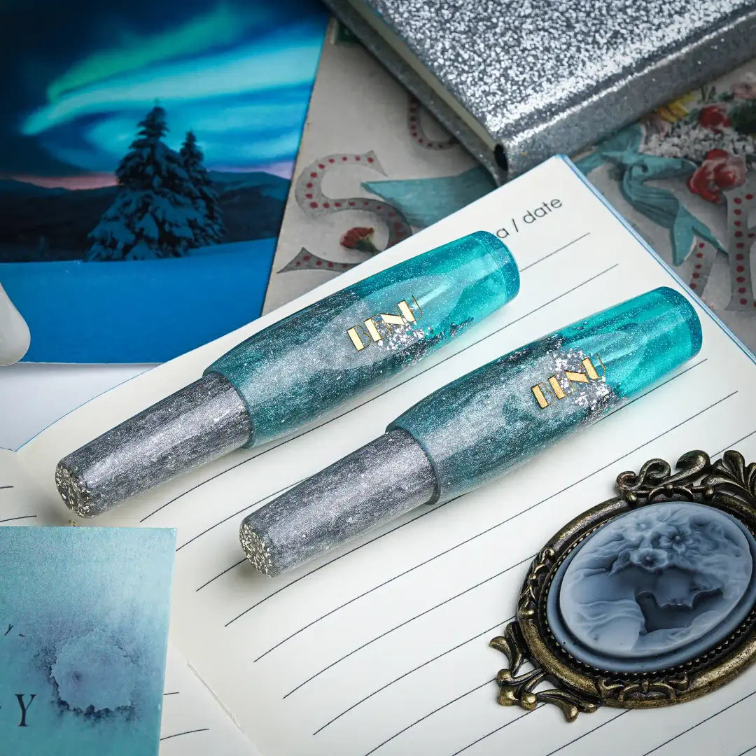 Benu Pixie Aqua Glow Füllfederhalter aus leuchtendem Aqua und schimmerndem Silber mit Silberglitzerakzenten, handgemalt, vergoldete Schmidt-Feder und Edelstahlclip
