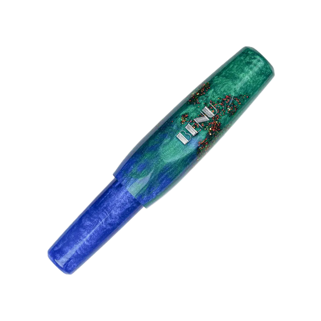 Benu Pixie Emerald Sea Füllfederhalter aus smaragdgrünem und blauem Resin mit roten Glitzerakzenten, handgemalt, vergoldete Schmidt-Feder und Edelstahlclip