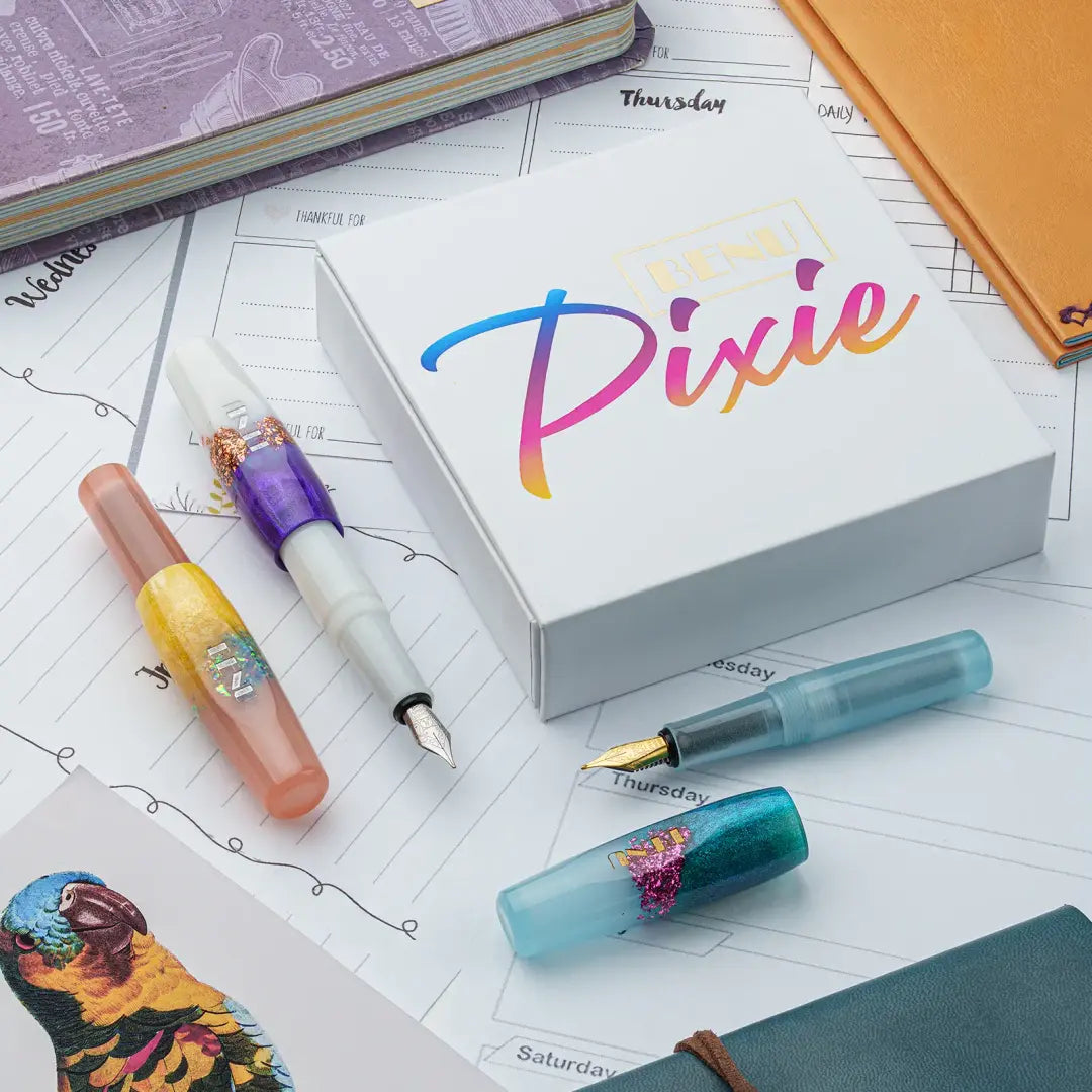 Benu Pixie Luminous Haze Füllfederhalter aus leuchtendem Resin mit schimmernden Flocken und neonblauem Glow-in-the-Dark-Effekt im kompakten Miniaturformat