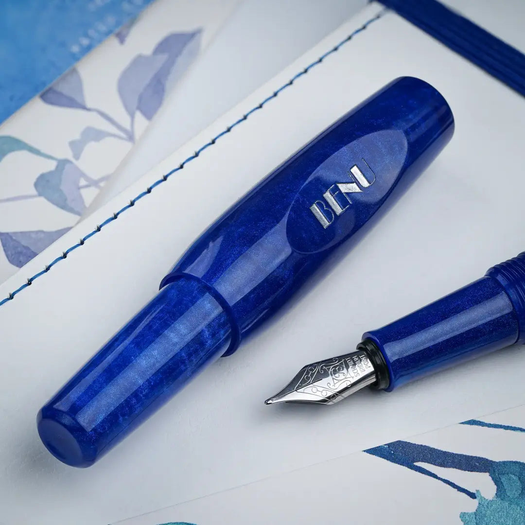 Benu Pixie Royal Blue Füllfederhalter aus königsblauem Resin, handgemalt, vergoldete Schmidt-Feder und Edelstahlclip in kompaktem Miniaturformat