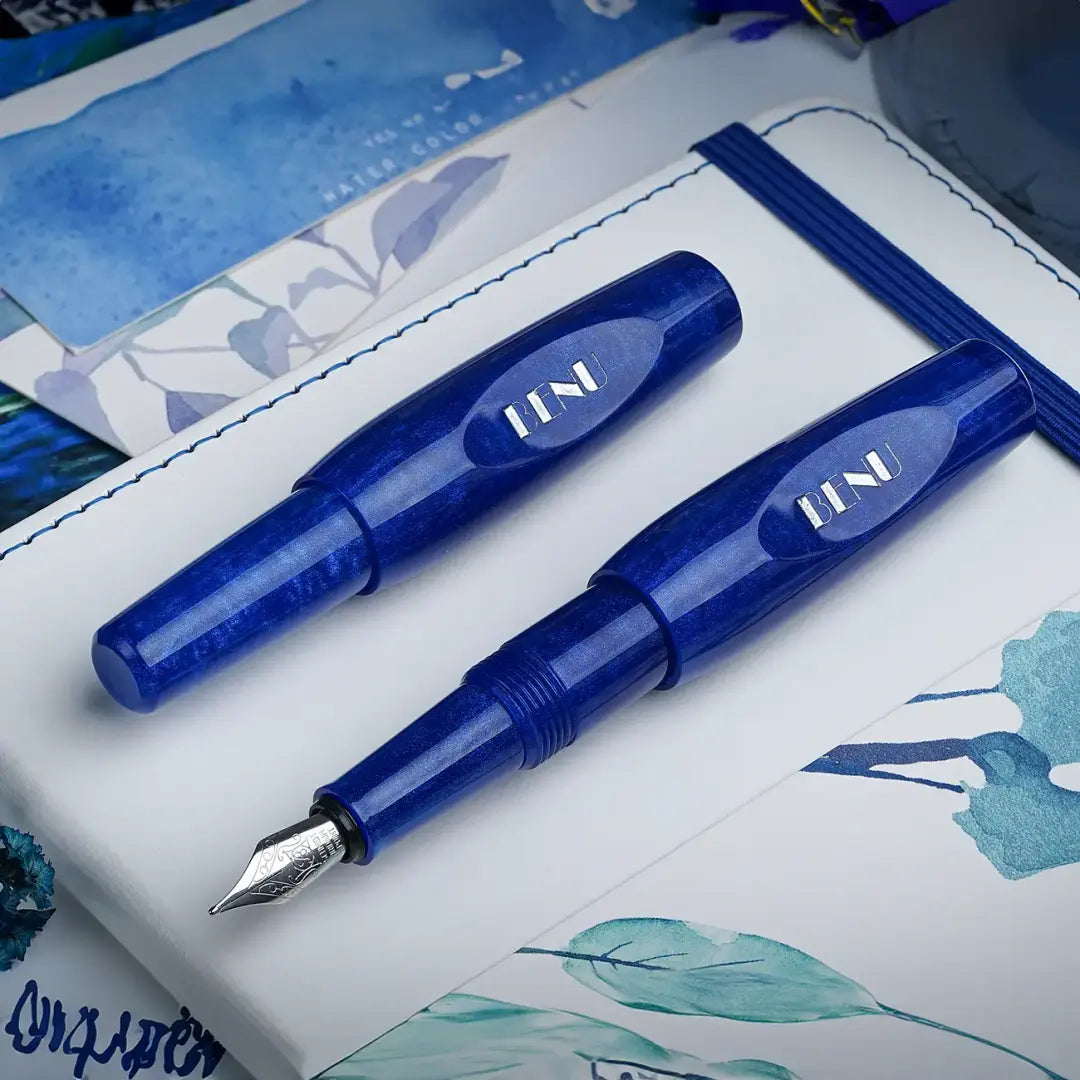 Benu Pixie Royal Blue Füllfederhalter aus königsblauem Resin, handgemalt, vergoldete Schmidt-Feder und Edelstahlclip in kompaktem Miniaturformat