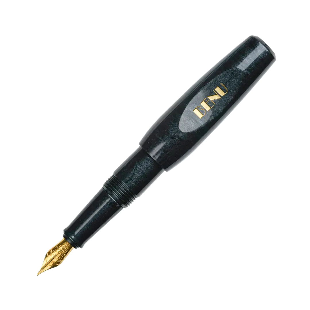 Benu Pixie Smoky Black Füllfederhalter aus rauchschwarzem Resin, handgemalt, vergoldete Schmidt-Feder und vergoldeter Clip in kompaktem Miniaturformat