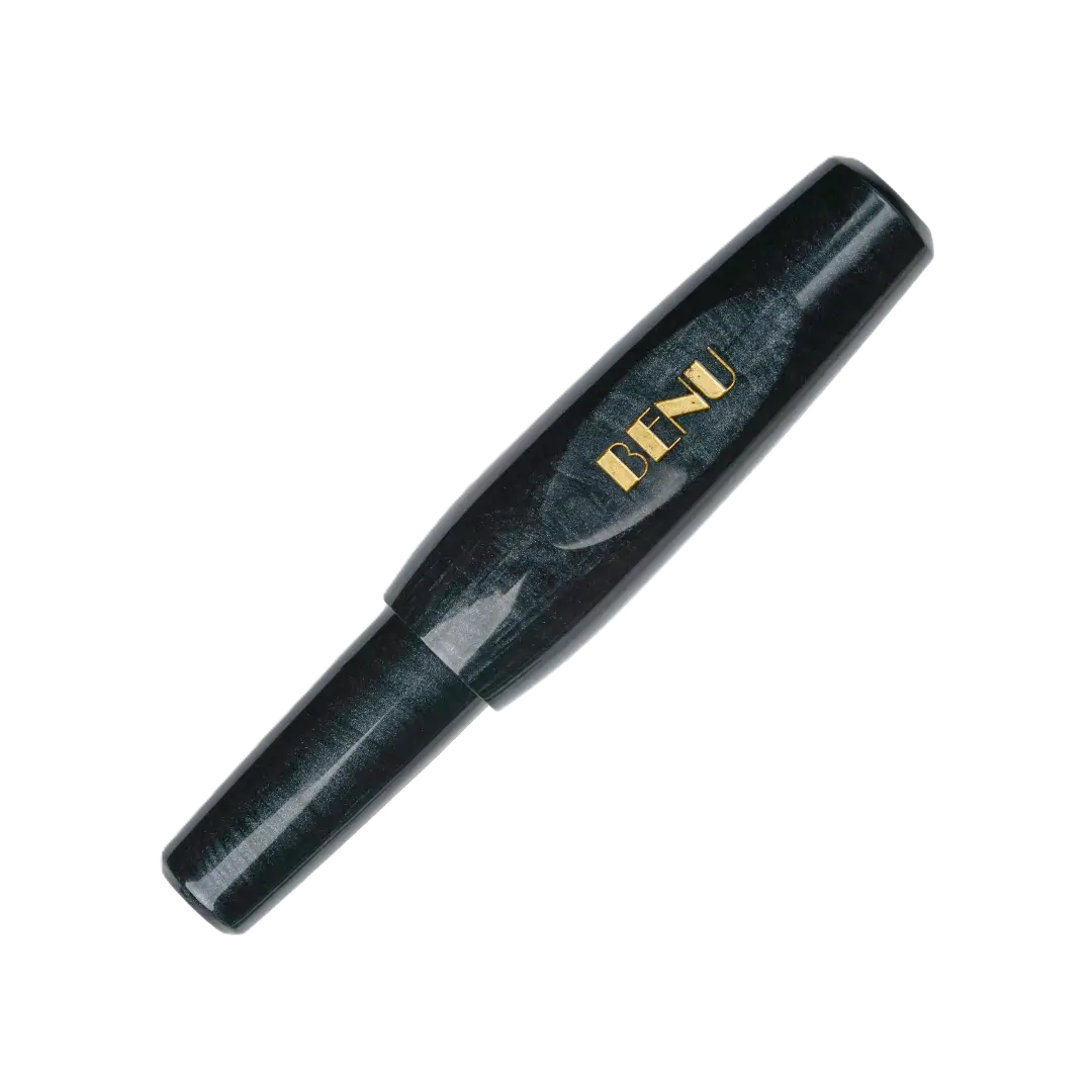 Benu Pixie Smoky Black Füllfederhalter aus rauchschwarzem Resin, handgemalt, vergoldete Schmidt-Feder und vergoldeter Clip in kompaktem Miniaturformat