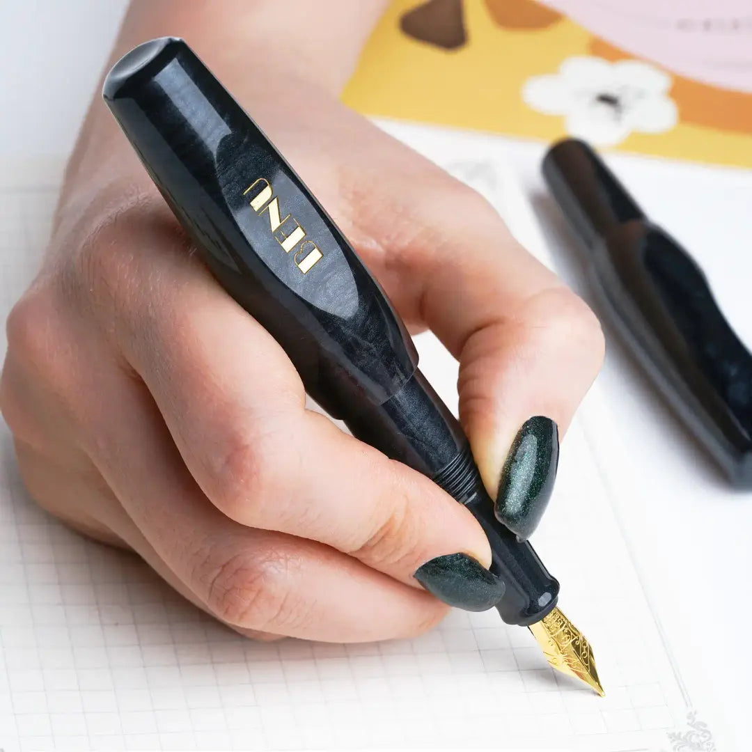 Benu Pixie Smoky Black Füllfederhalter aus rauchschwarzem Resin, handgemalt, vergoldete Schmidt-Feder und vergoldeter Clip in kompaktem Miniaturformat
