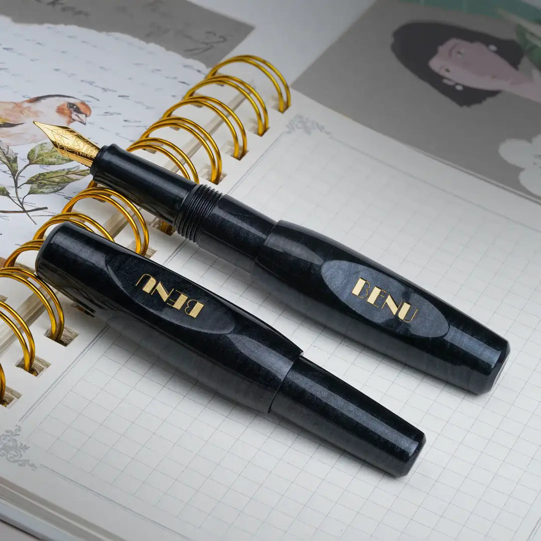 Benu Pixie Smoky Black Füllfederhalter aus rauchschwarzem Resin, handgemalt, vergoldete Schmidt-Feder und vergoldeter Clip in kompaktem Miniaturformat