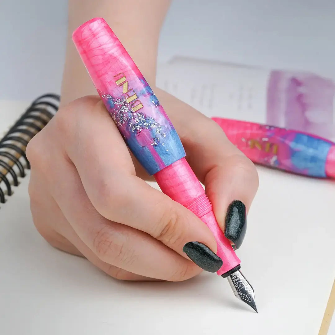 Benu Pixie Stardust Pink Füllfederhalter aus rosa-blauem Resin mit Glitzerakzenten, handgemalt, vergoldete Schmidt-Feder und Edelstahlclip