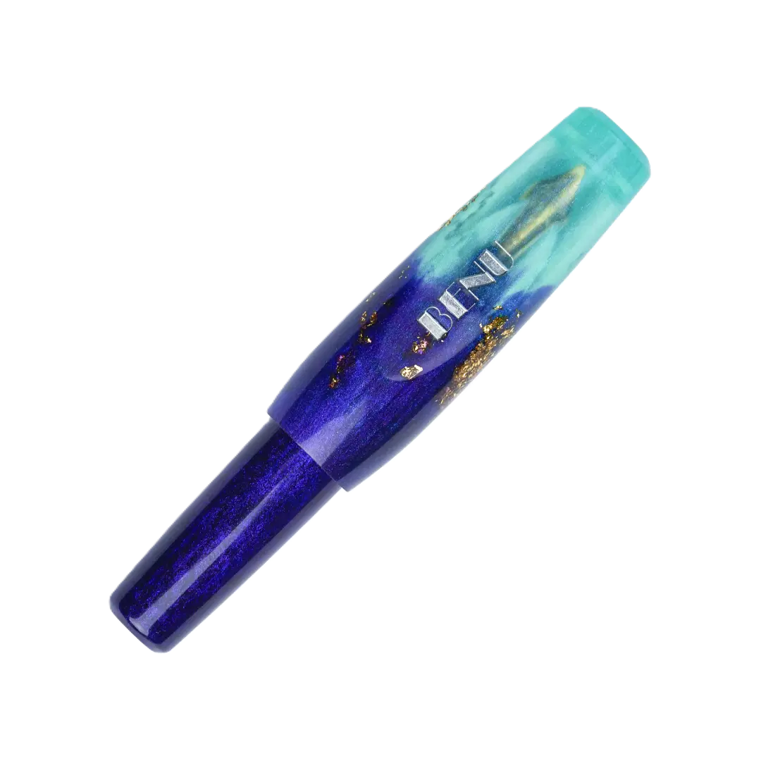 Benu Pixie Twilight Lagoon Füllfederhalter aus tiefblauem und türkisem Resin mit Goldglitzerakzenten, handgemalt, vergoldete Schmidt-Feder und vergoldeter Clip