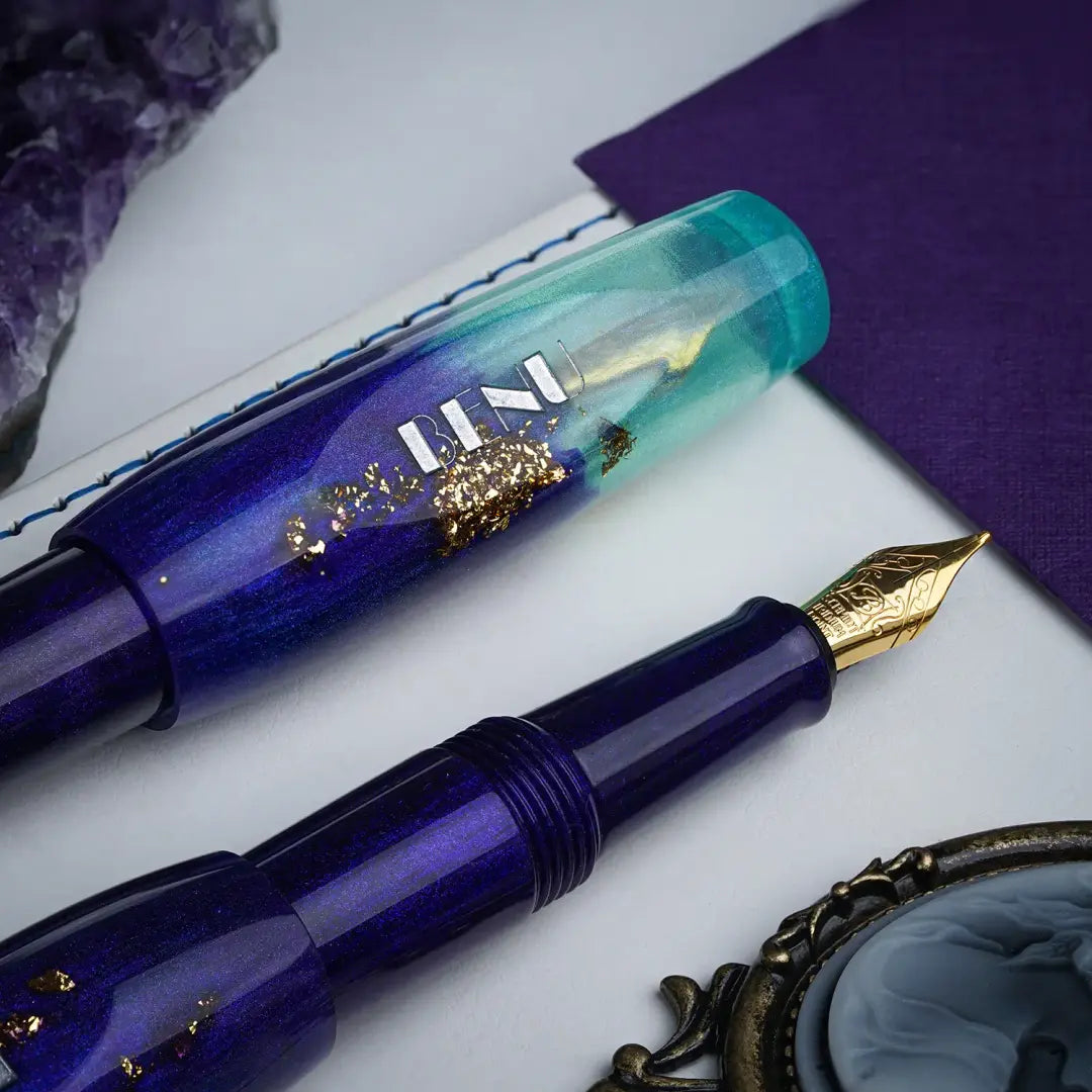 Benu Pixie Twilight Lagoon Füllfederhalter aus tiefblauem und türkisem Resin mit Goldglitzerakzenten, handgemalt, vergoldete Schmidt-Feder und vergoldeter Clip