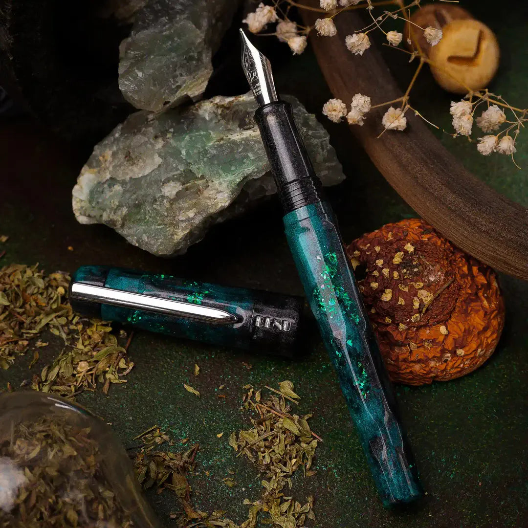 Benu Talisman Cat's Eye Füllfederhalter aus hochwertigem Resin mit Katzenauge-Quarz-Pulver, schimmernder Opaleszenz und Edelstahlclip