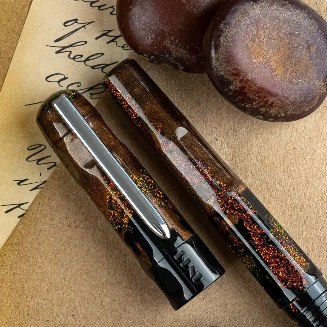 Benu Talisman Dream Bean Füllfederhalter aus hochwertigem Resin mit echtem afrikanischen Traumbuschpulver, schokoladenbraunen Tönen und Edelstahlclip
