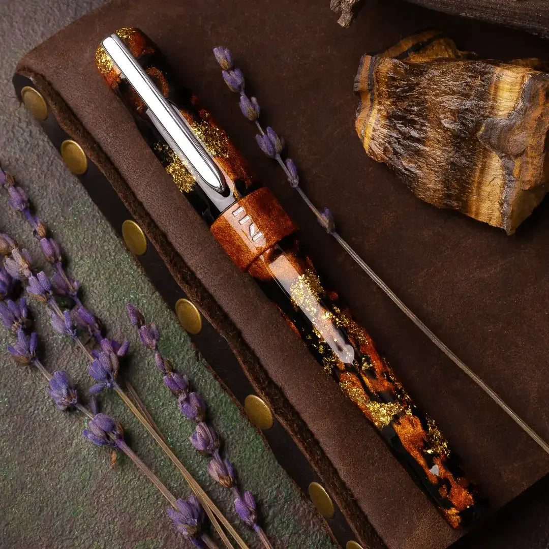 Benu Talisman Tiger's Eye Füllfederhalter aus hochwertigem Resin mit echtem Tigerauge-Quarz-Pulver, seidigen Goldbrauntönen und Edelstahlclip