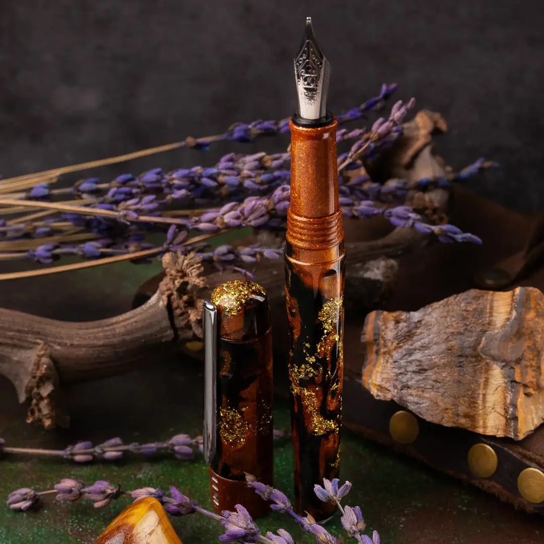 Benu Talisman Tiger's Eye Füllfederhalter aus hochwertigem Resin mit echtem Tigerauge-Quarz-Pulver, seidigen Goldbrauntönen und Edelstahlclip