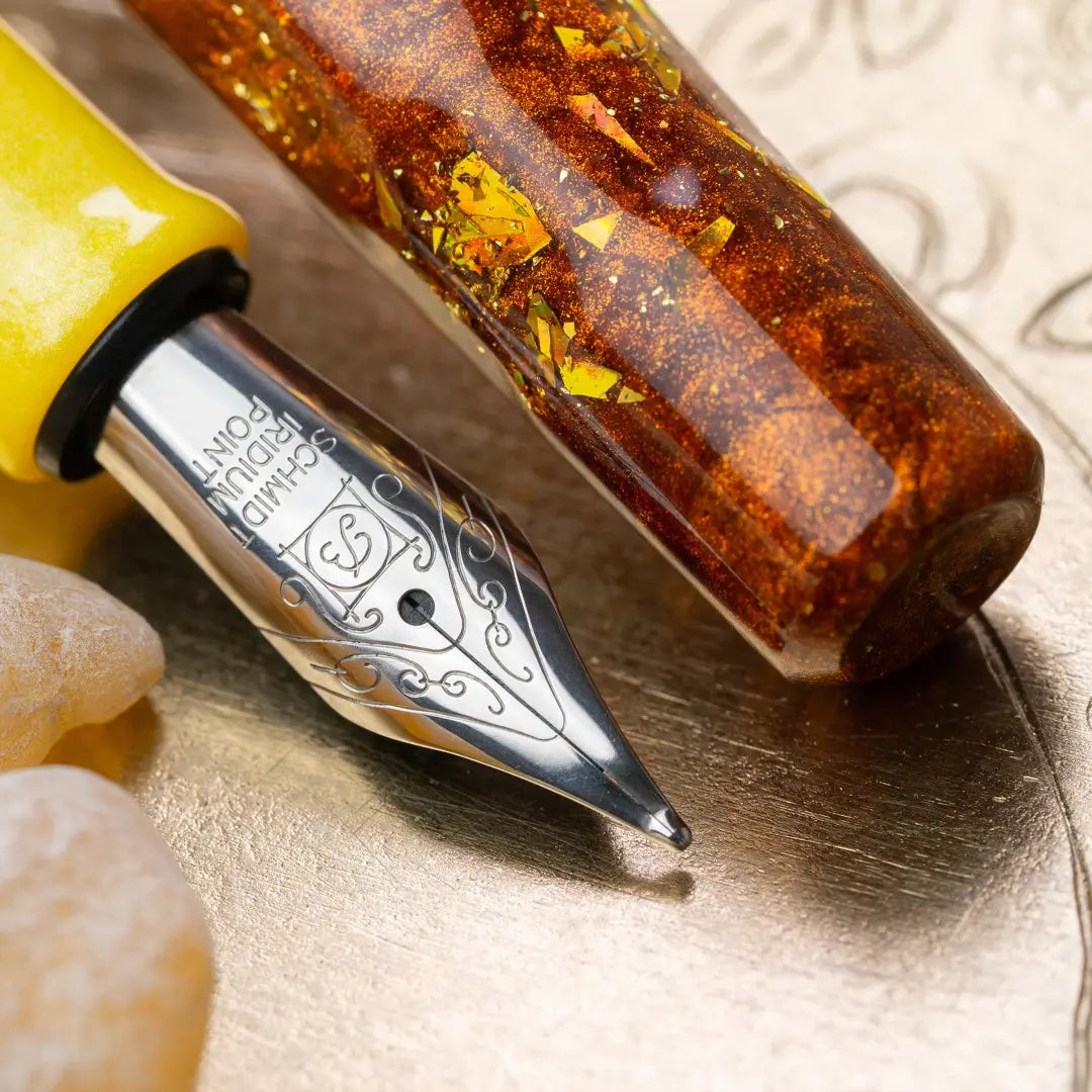 Benu Talisman Cat's Eye Füllfederhalter aus hochwertigem Resin mit Katzenauge-Quarz-Pulver, schimmernder Opaleszenz und Edelstahlclip