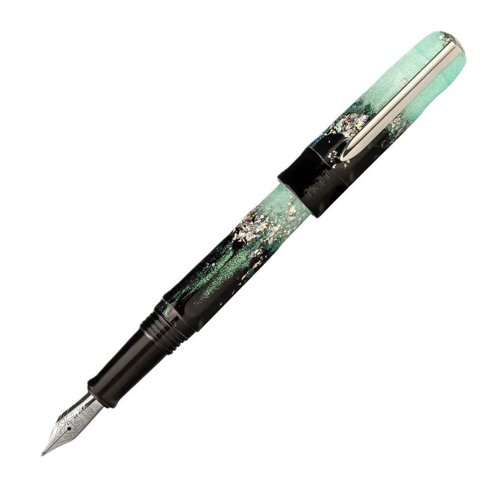 Benu Talisman Edelweiss Füllfederhalter aus hochwertigem Resin mit echten getrockneten Edelweißblüten, schneeweißen Tönen und Edelstahlclip