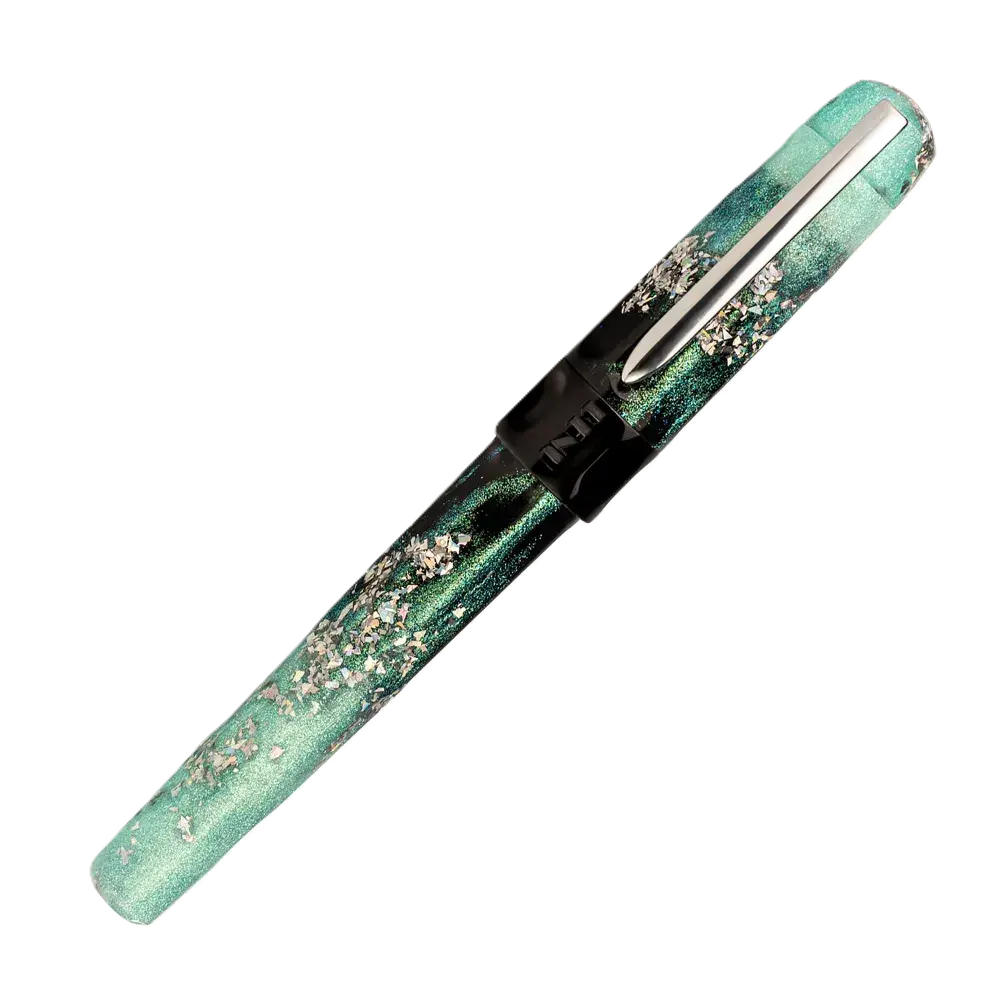 Benu Talisman Edelweiss Füllfederhalter aus hochwertigem Resin mit echten getrockneten Edelweißblüten, schneeweißen Tönen und Edelstahlclip