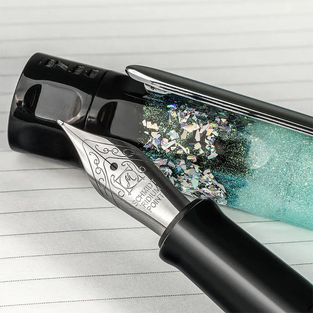 Benu Talisman Edelweiss Füllfederhalter aus hochwertigem Resin mit echten getrockneten Edelweißblüten, schneeweißen Tönen und Edelstahlclip