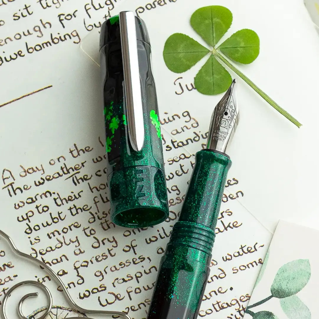 Benu Talisman Four-Leaf Clover Füllfederhalter aus hochwertigem Resin mit echtem getrockneten vierblättrigen Klee, sattgrünen Tönen und Edelstahlclip
