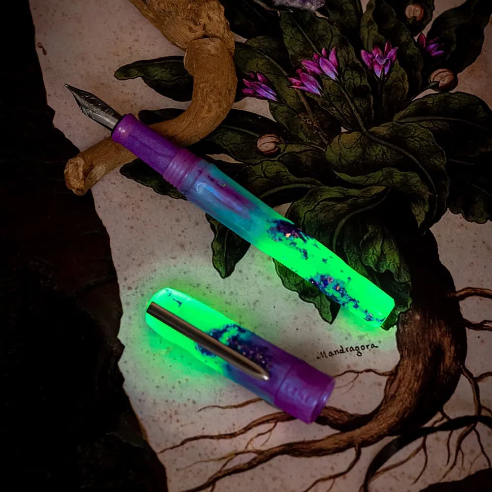 Benu Talisman Mandrake Füllfederhalter aus hochwertigem Resin mit echtem Alraunenwurzelpulver, grünem Leuchteffekt im Dunkeln und Edelstahlclip
