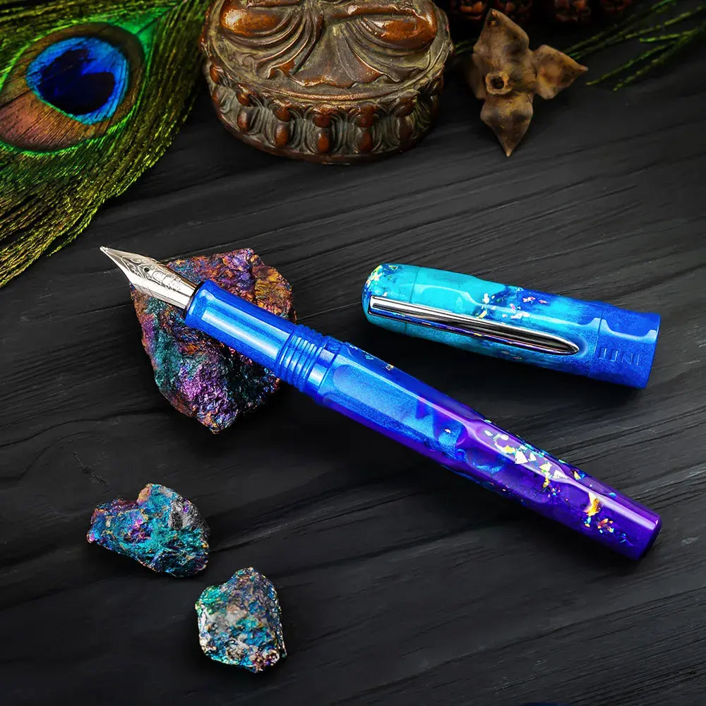 Benu Talisman Peacock Ore Füllfederhalter aus hochwertigem Resin mit echtem Pfauenerz-Pulver, schillernden Regenbogenfarben und Edelstahlclip