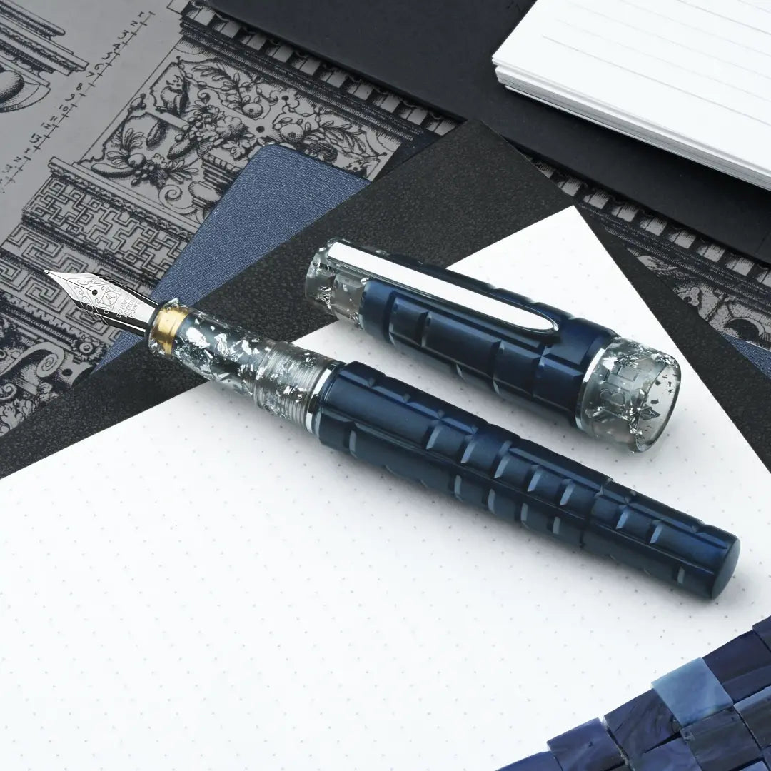Benu Tessera Galena Füllfederhalter aus mattem bleiglanzgrauem Resin mit glänzenden Innenfacetten im Mosaik-Tessera-Design und Edelstahlclip
