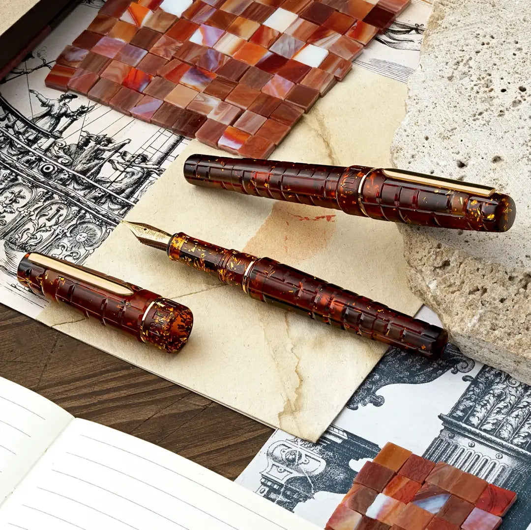 Benu Tessera Sunstone Füllfederhalter aus mattem sonnenorangen Resin mit glänzenden Innenfacetten im Mosaik-Tessera-Design und vergoldetem Clip