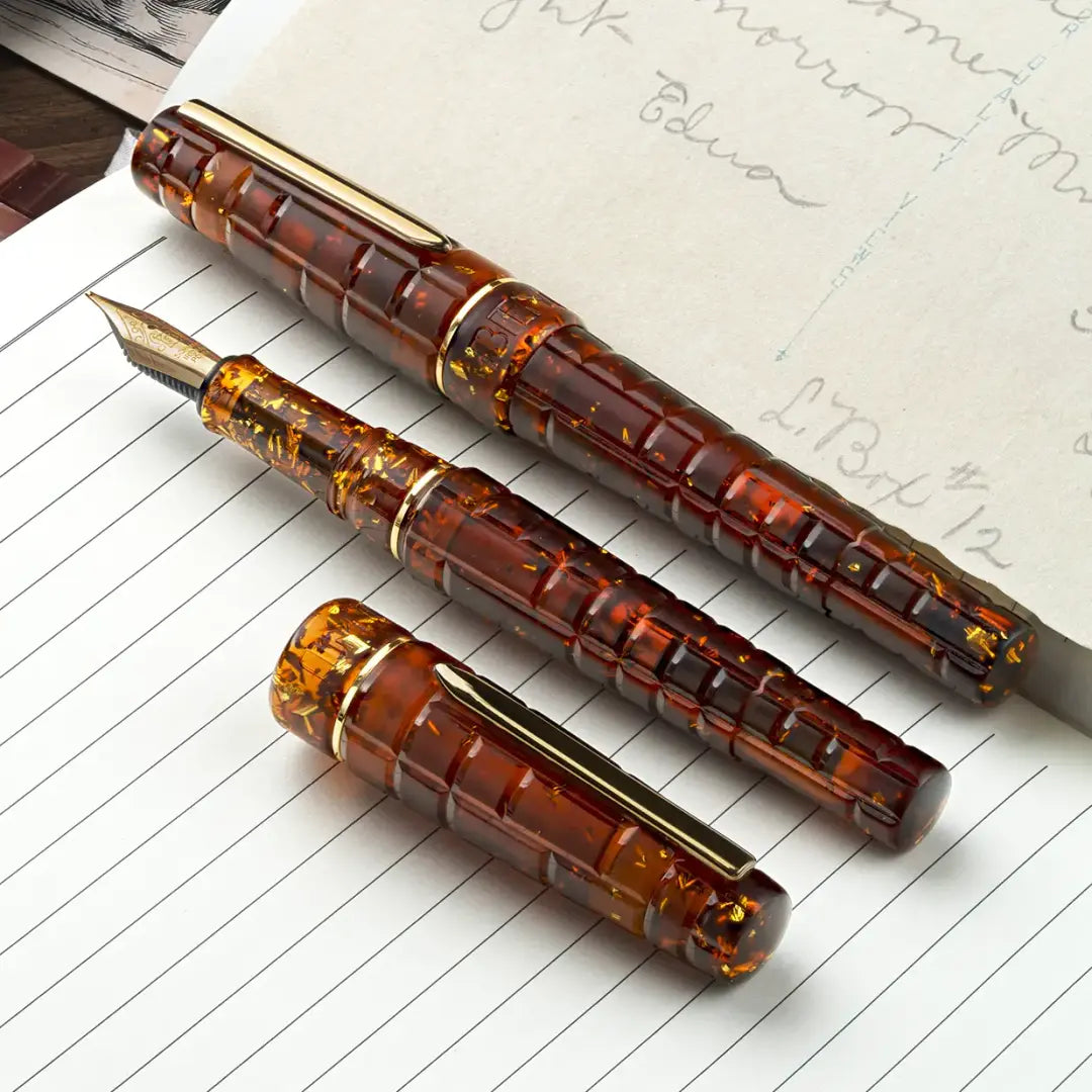 Benu Tessera Sunstone Füllfederhalter aus mattem sonnenorangen Resin mit glänzenden Innenfacetten im Mosaik-Tessera-Design und vergoldetem Clip