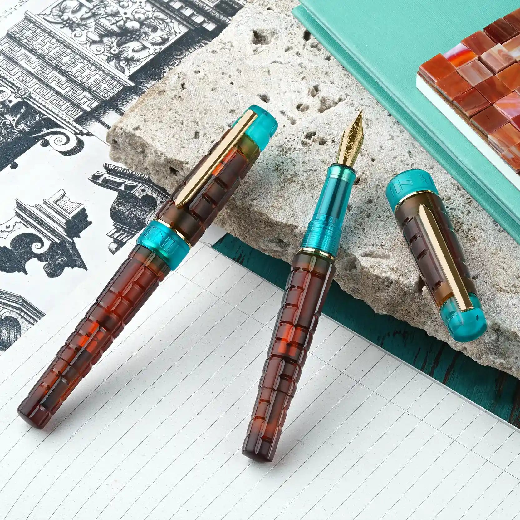 Benu Tessera Ribbon Turquoise Füllfederhalter aus mattem türkisem Resin mit glänzenden Innenfacetten im Mosaik-Tessera-Design und vergoldetem Clip