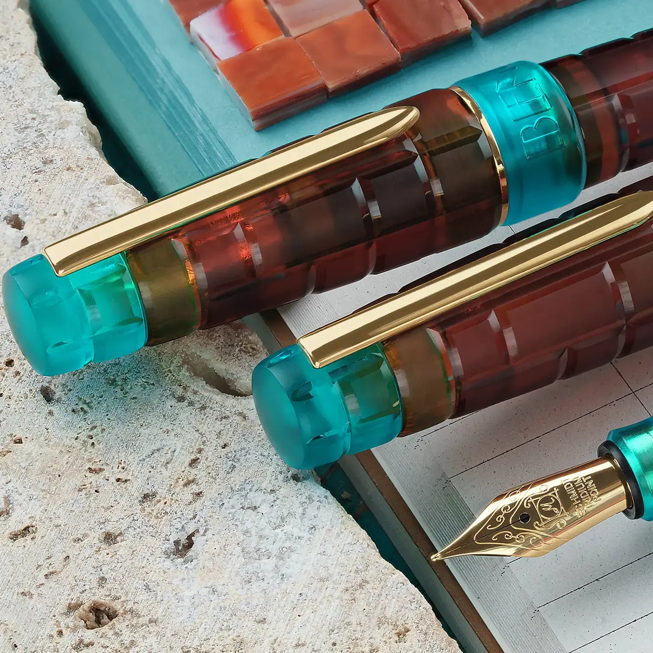 Benu Tessera Ribbon Turquoise Füllfederhalter aus mattem türkisem Resin mit glänzenden Innenfacetten im Mosaik-Tessera-Design und vergoldetem Clip